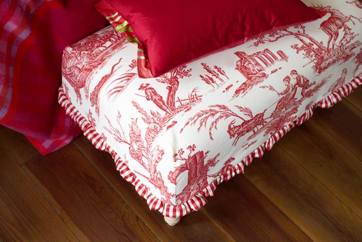 Hocker mit rot toile de jouy und seidenkissen